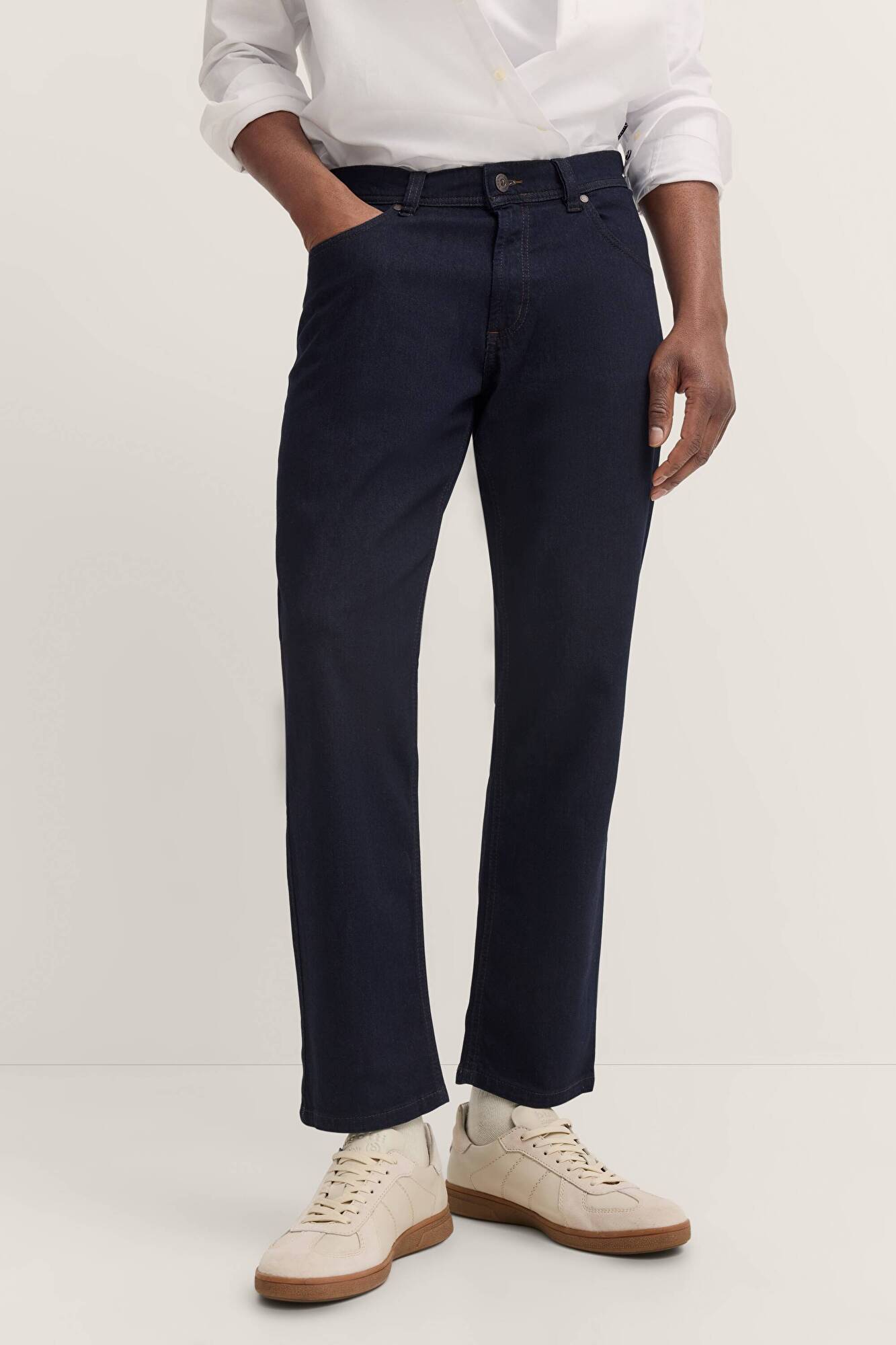   in navy - View: Model front