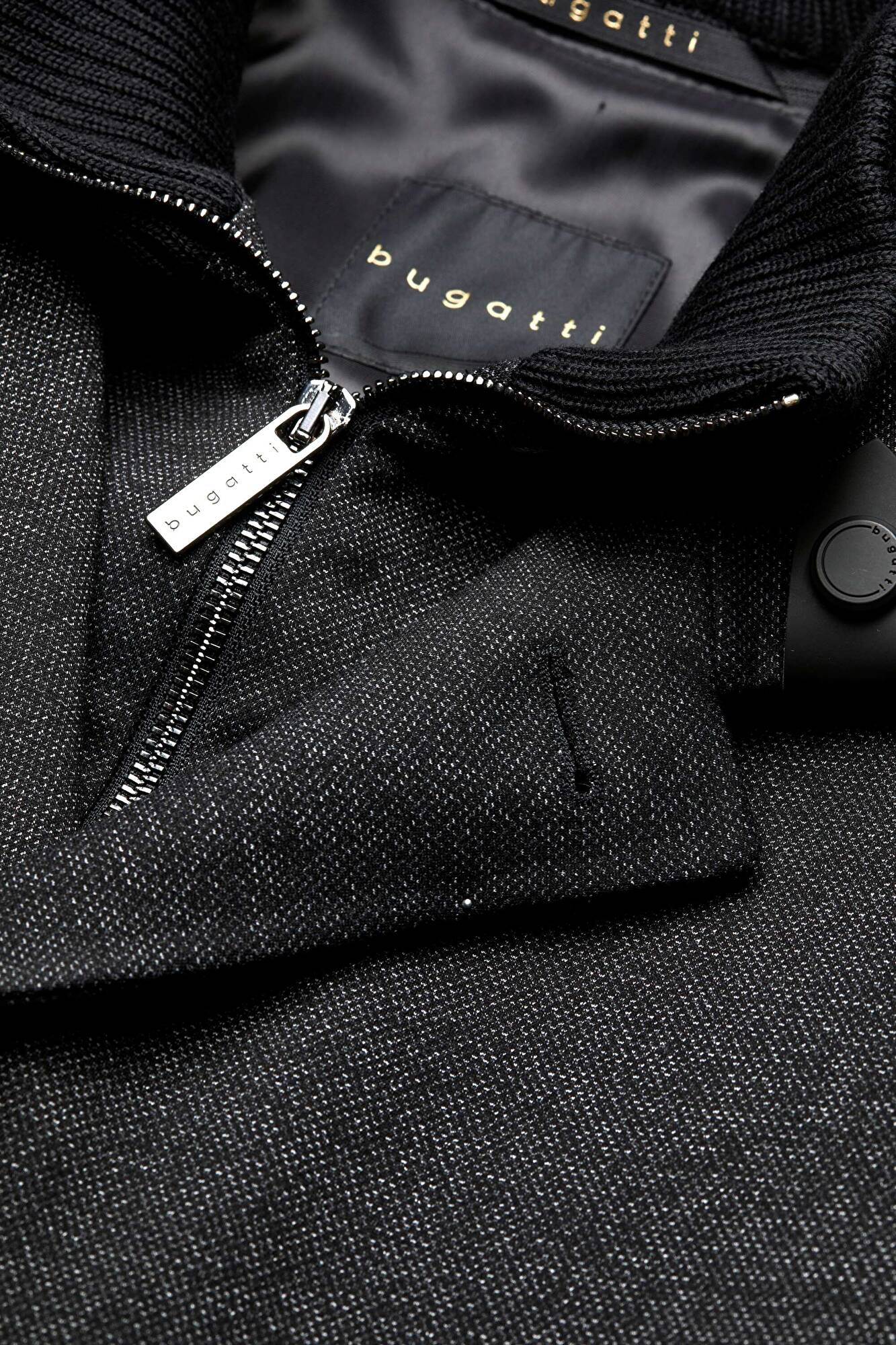 Mantel im edlen Design in schwarz | bugatti