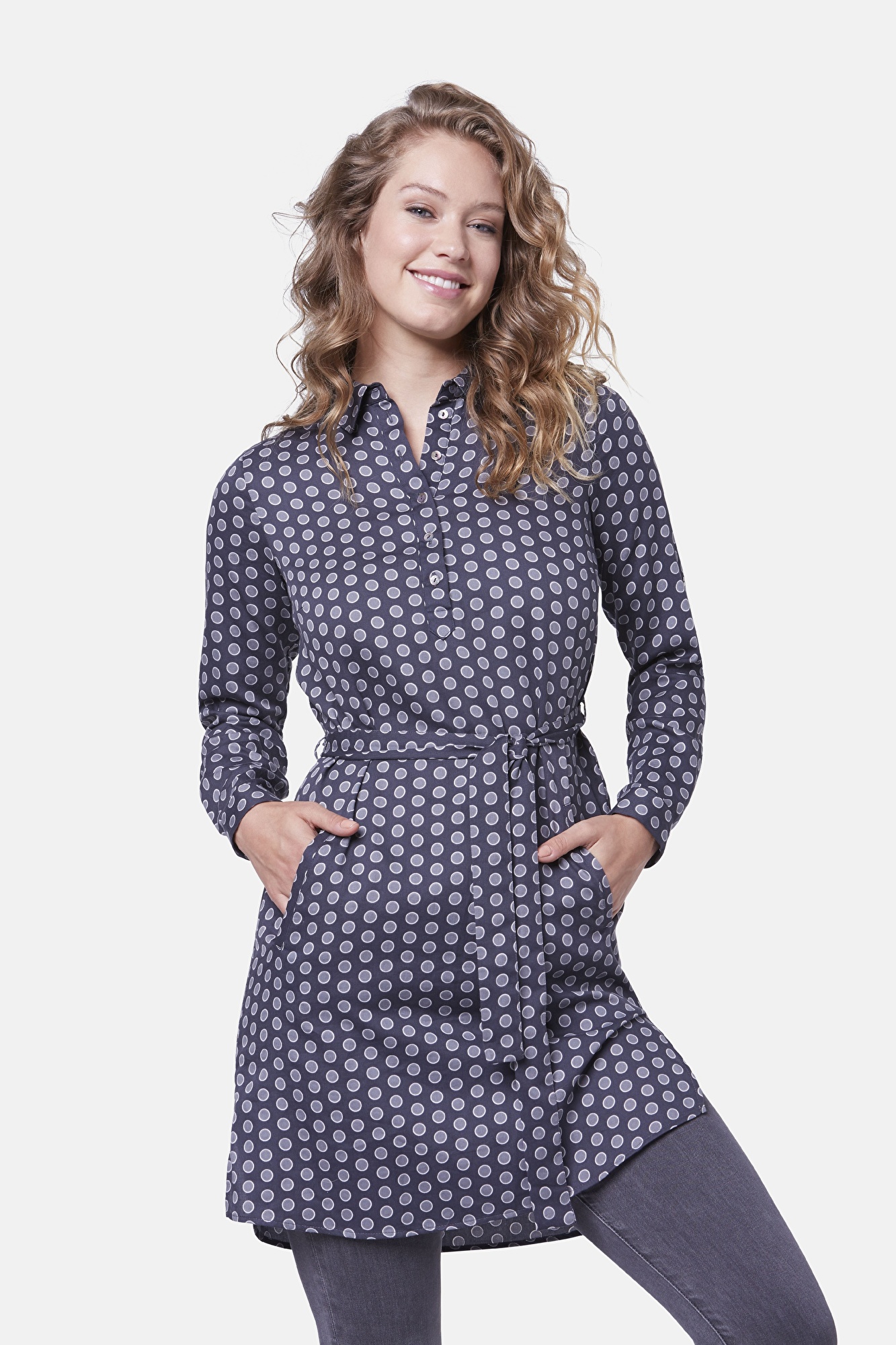 Kleid mit einem modernen Punktedruck in dunkelgrau | bugatti | Blusenkleider