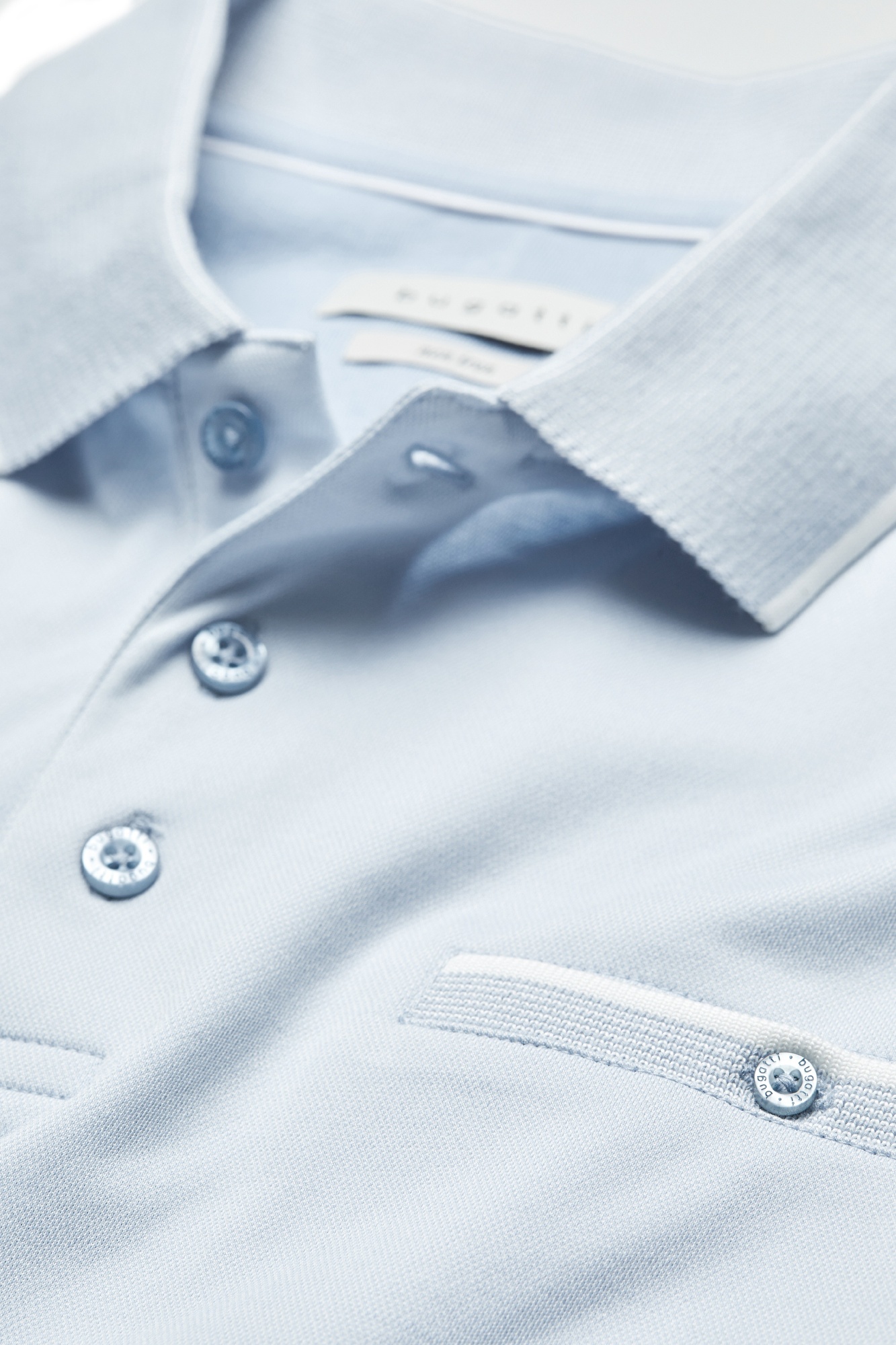 Poloshirt mit farblich abgesetzten Details in hellblau | bugatti