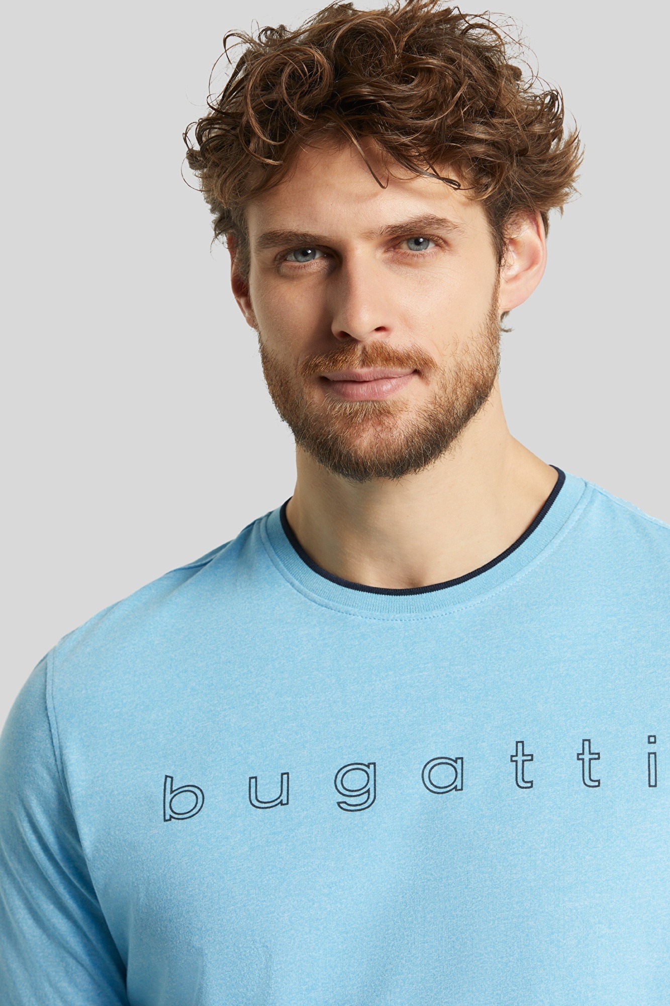 T-Shirt mit großem bugatti Logo-Print in blau | bugatti | 