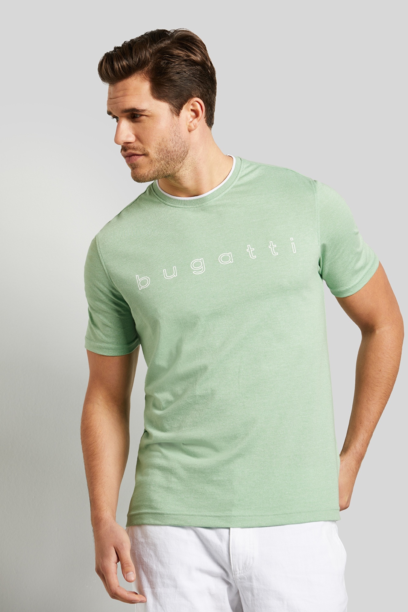 T-shirt with stylish contrasting stripes along the collar in mint | bugatti