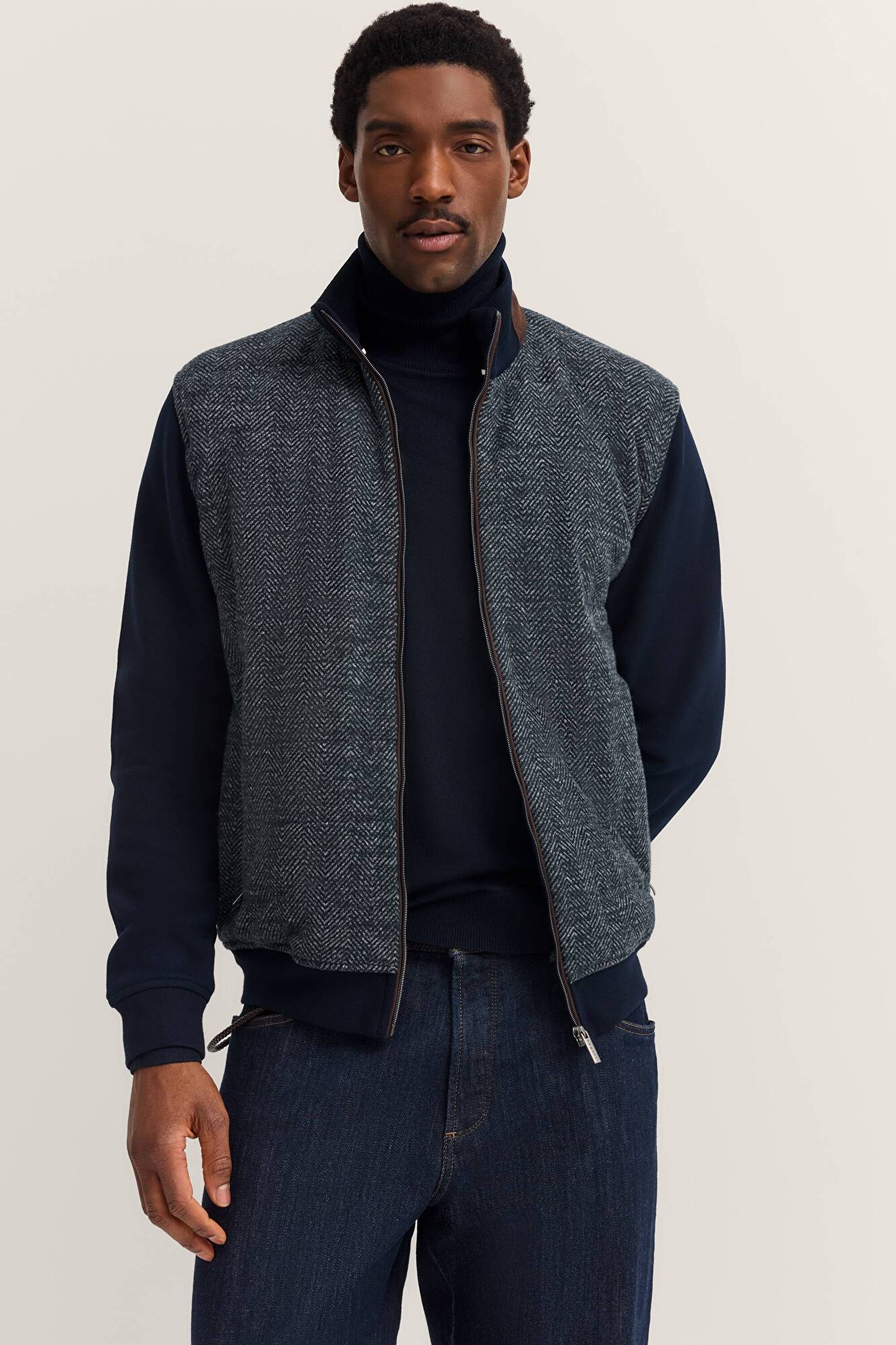   in navy - View: Model front