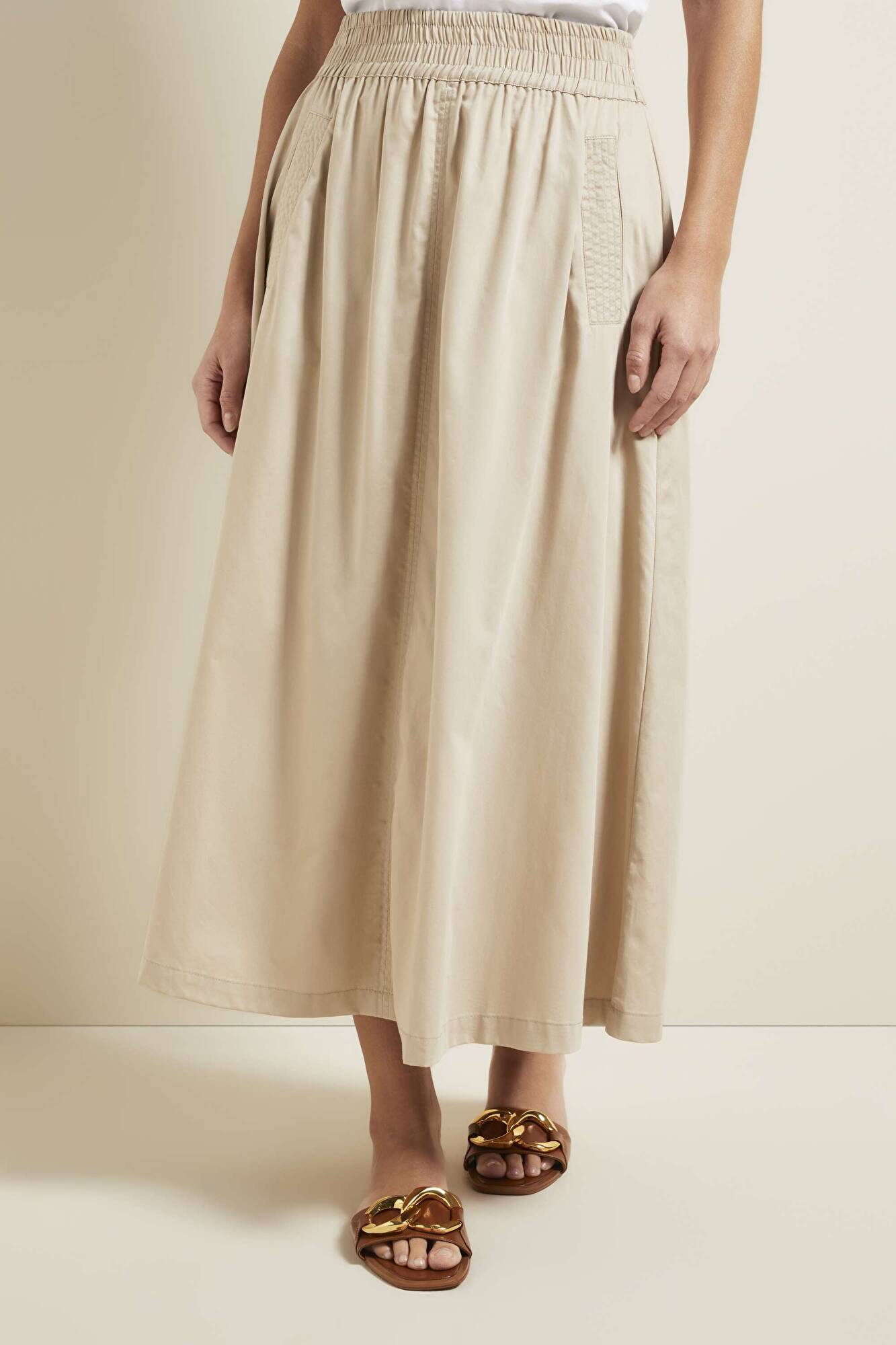 Rock aus 100 % Baumwolle in beige - Ansicht: Model Front