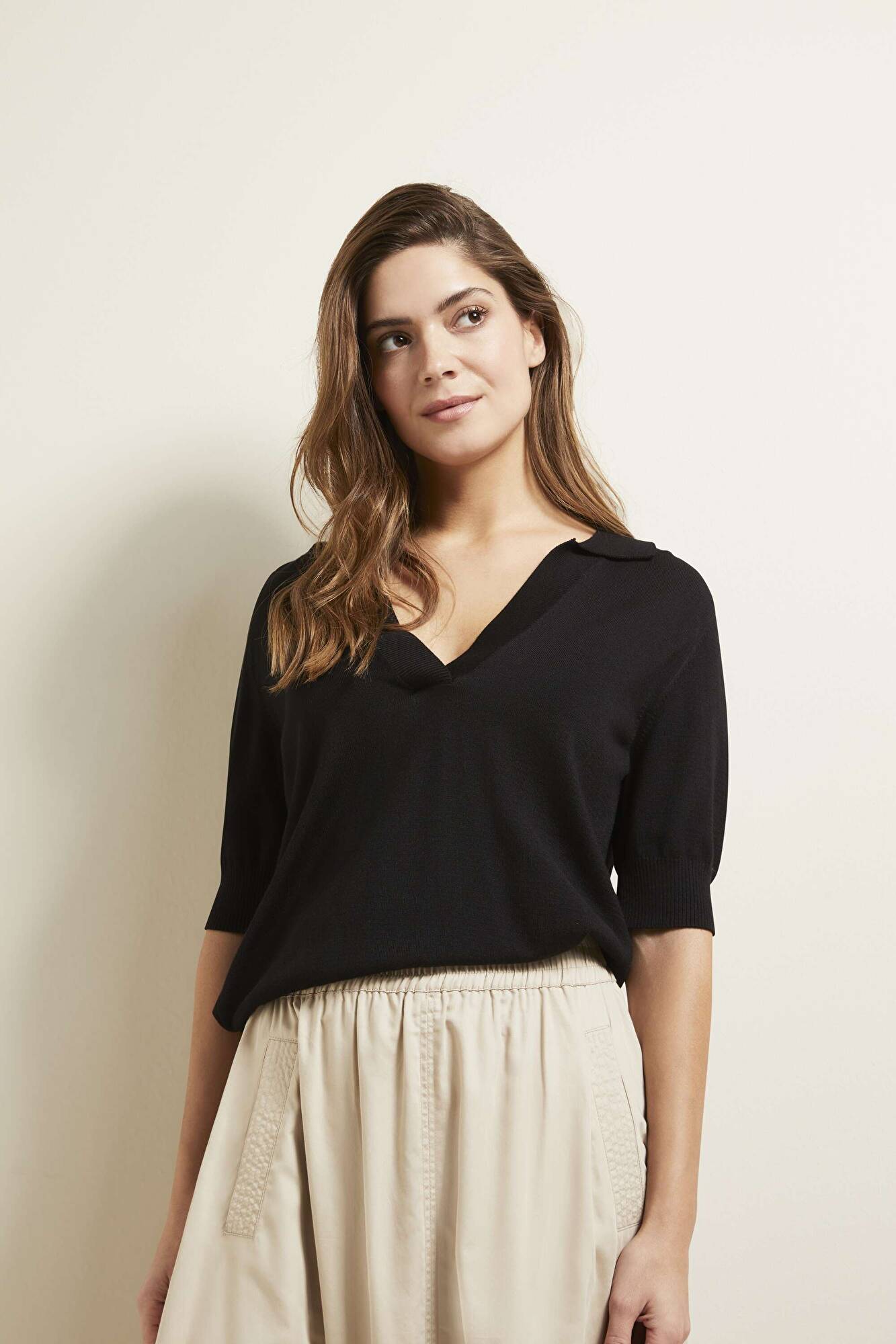Pullover mit kurzem Arm in schwarz - Ansicht: Model Front