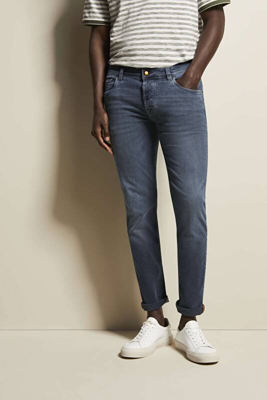 Jeanshose im Used-Look in marine - Ansicht: Model Front