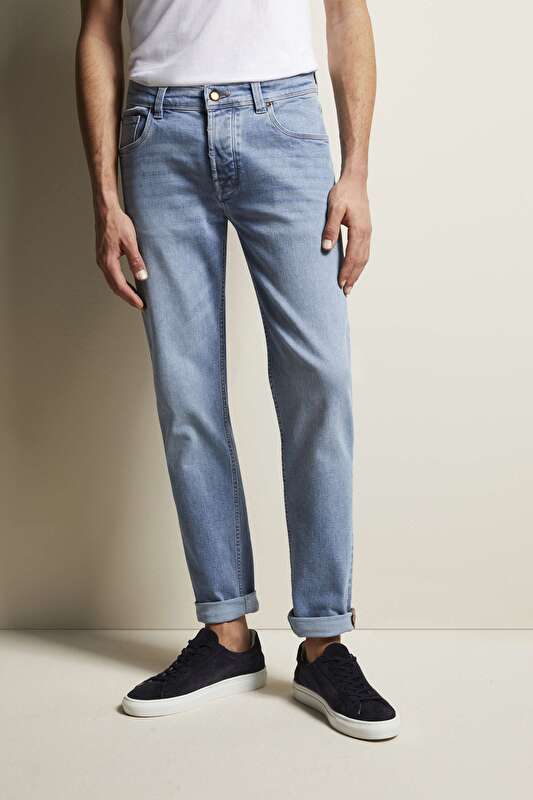 Jeans aus elastischer Baumwolle in hellblau - Ansicht: Model Front