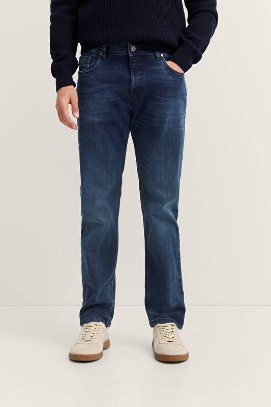 Jeans in Blau mit einem leichten Used Look in dark indigo - Ansicht: Model Front