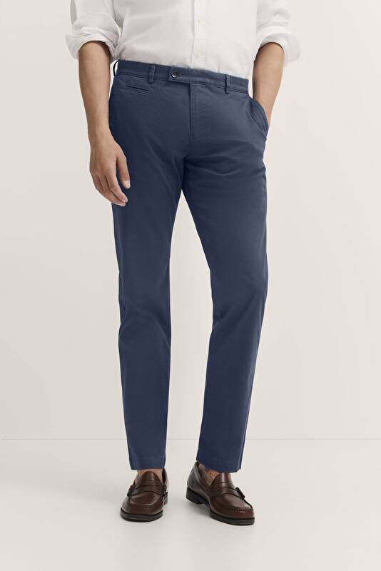 Chino mit Stretchfunktion in marine - Ansicht: Model Front