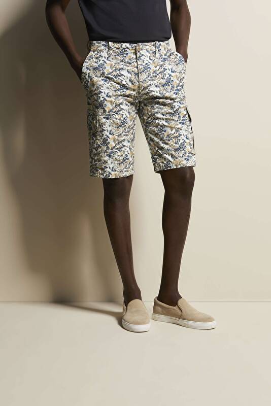 Bermuda With all-over graphic print in light blue - View: Model front
