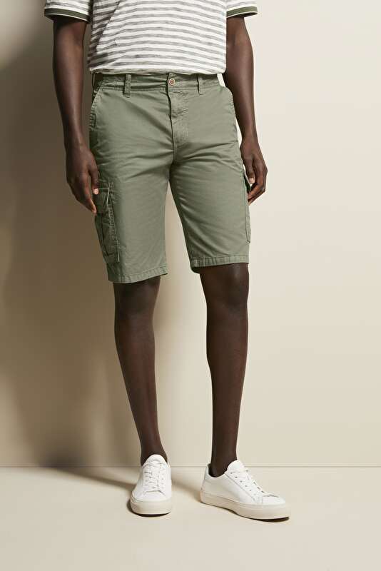 Bermuda mit aufgesetzten Taschen in moos - Ansicht: Model Front