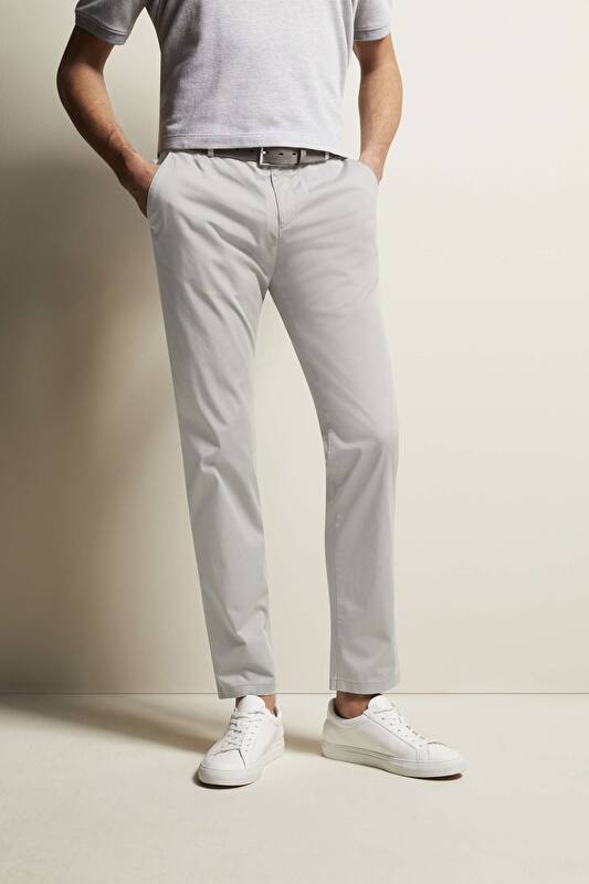 Chinohose mit Elasthananteil in hellgrau - Ansicht: Model Front