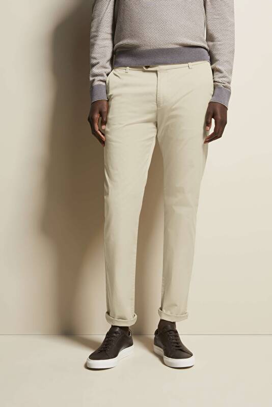 Chinohose mit Elasthananteil in beige - Ansicht: Model Front