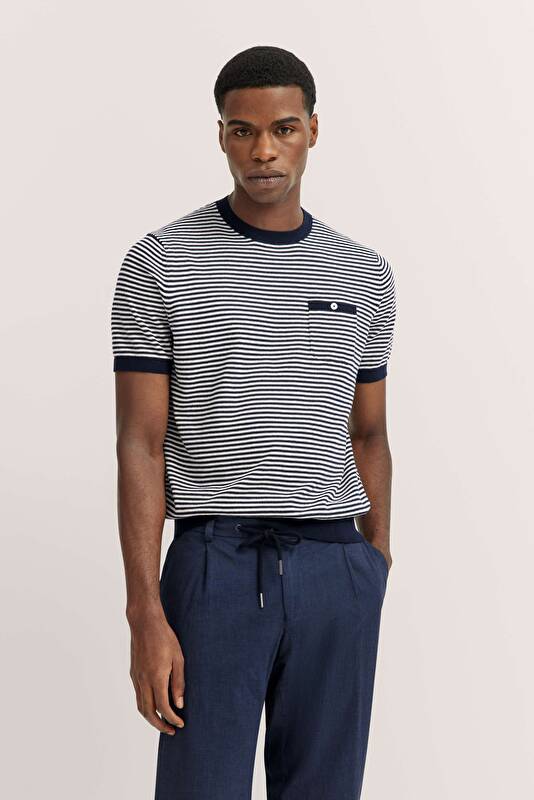   in navy - View: Model front