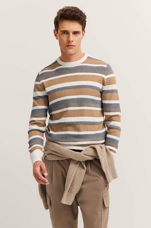 unbekannt unbekannt in beige - Ansicht: Model Front