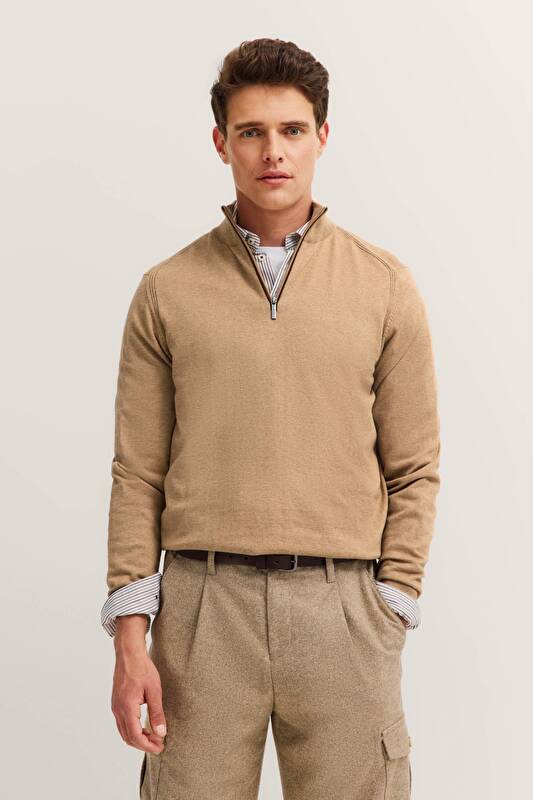   in beige - View: Model front