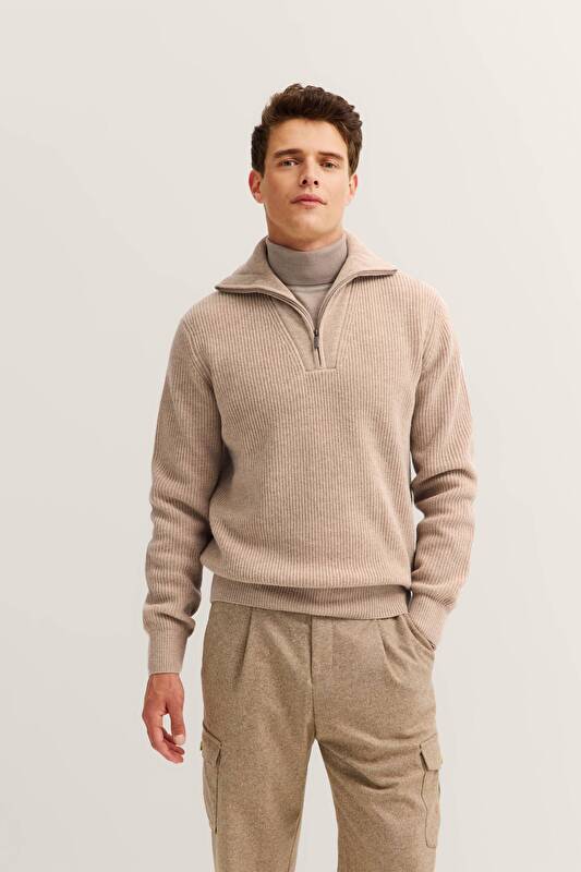 unbekannt unbekannt in beige - Ansicht: Model Front