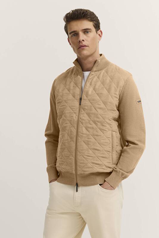   in taupe - View: Model front