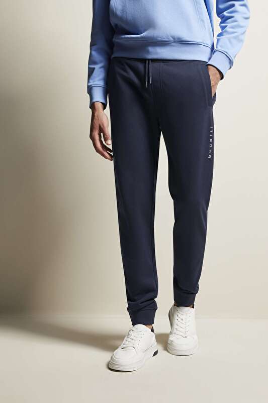 Sweathose mit Leistentaschen in marine - Ansicht: Model Front
