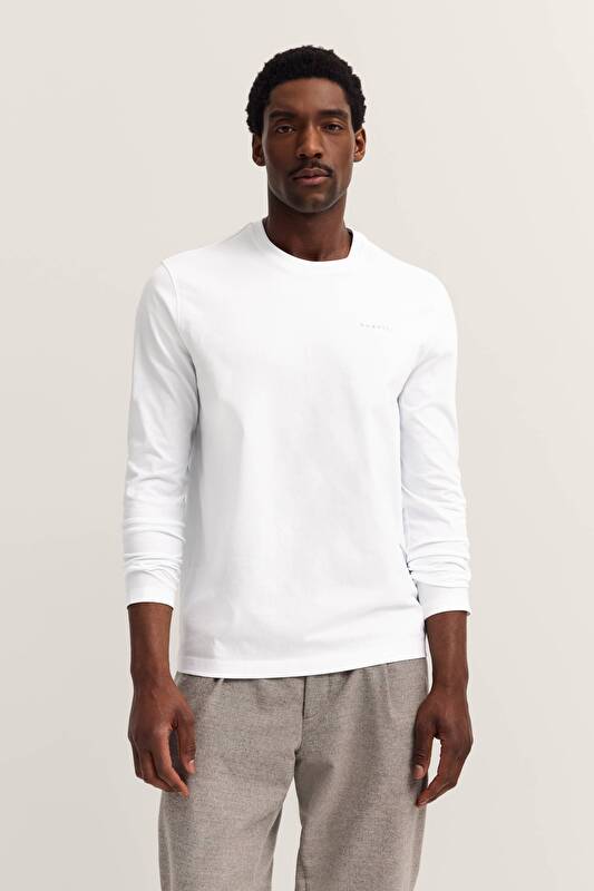   in white - View: Model front