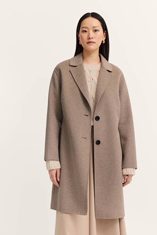   in beige - View: Model front