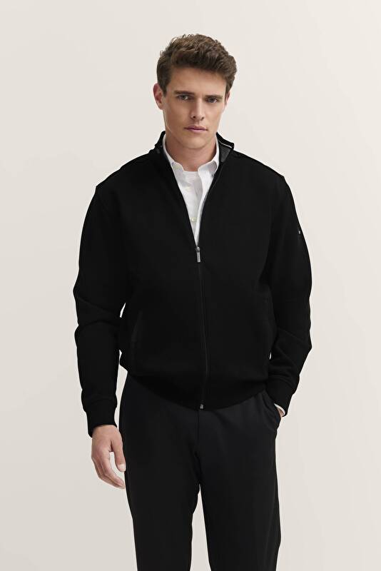 Sweatshirtjacke mit Stehkragen in schwarz - Ansicht: Model Front