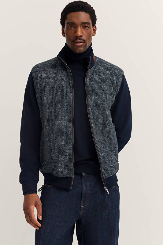   in navy - View: Model front