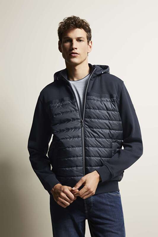Sweatjacke mit abnehmbarer Kapuze in marine - Ansicht: Model Front