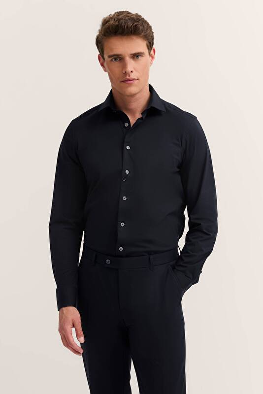 Jerseyhemd mit Kentkragen in marine - Ansicht: Model Front