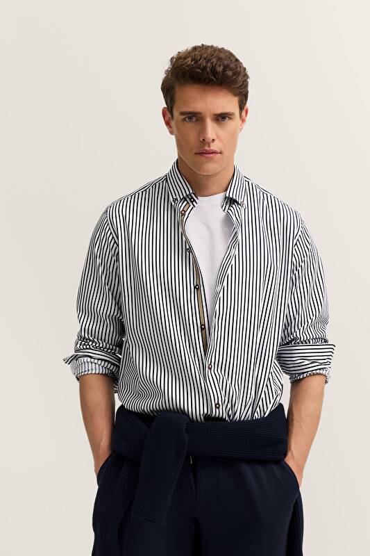   in navy - View: Model front