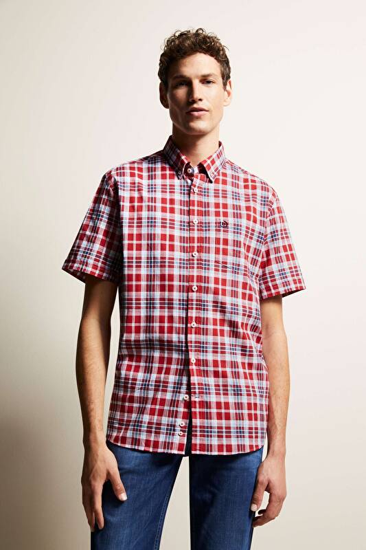 Freizeithemd mit Button-Down-Kragen in rot - Ansicht: Model Front