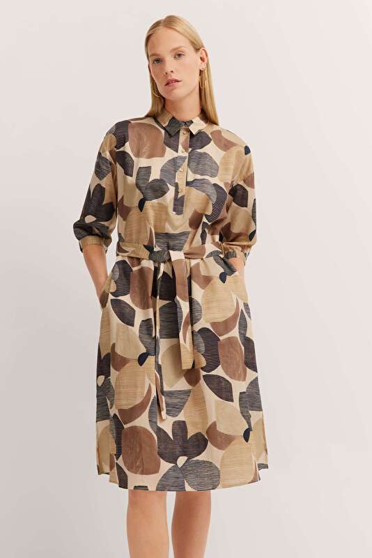   in beige - View: Model front