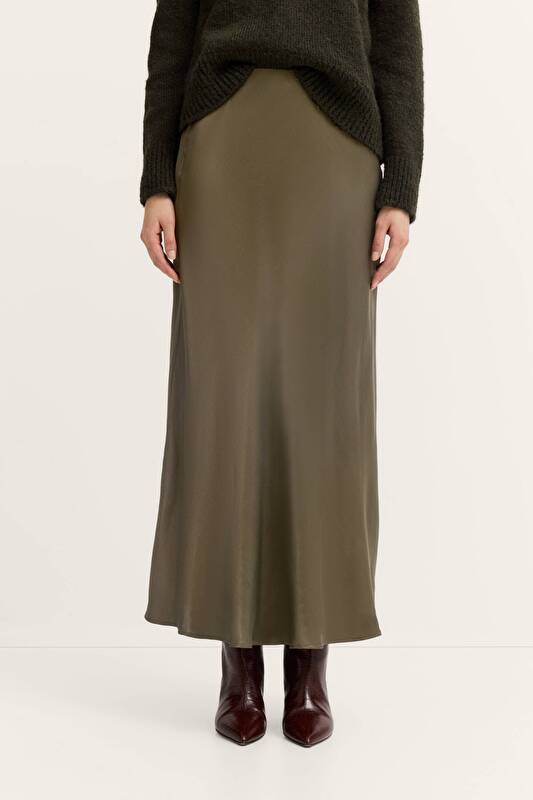   in moss green - View: Model front