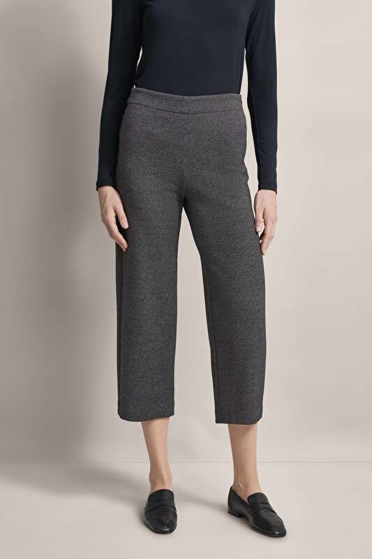 Hose mit Struktur in dunkelgrau - Ansicht: Model Front
