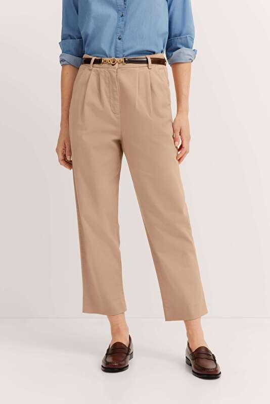 Chino mit schmalem Beinverlauf in beige - Ansicht: Model Front