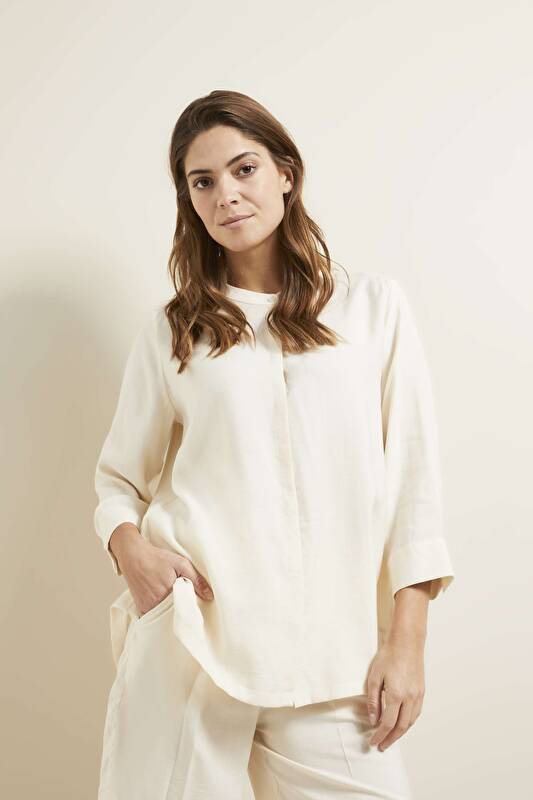 Bluse mit Rundhals in beige - Ansicht: Model Front