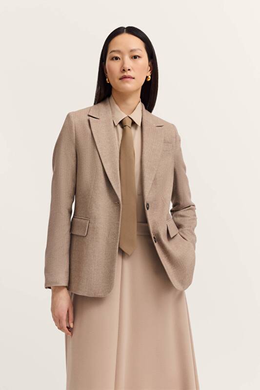   in beige - View: Model front