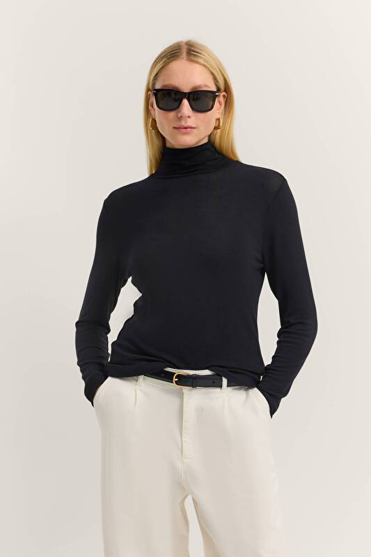   in black - View: Model front